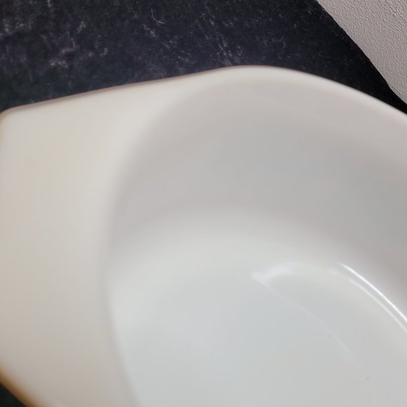 Pyrex Old Orchard 1 1/2 Qt Casserole dish with Lid